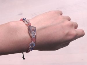 天然石スピリチュアルブレスレット(手につけた感)
