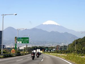 東名高速から見る富士山