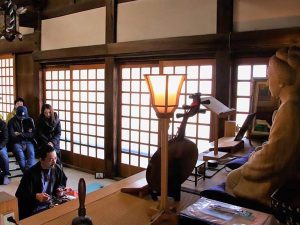 お龍さんの命日に音の奉納をする賢太郎氏