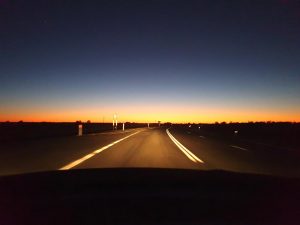 夕暮れどきの内陸の道